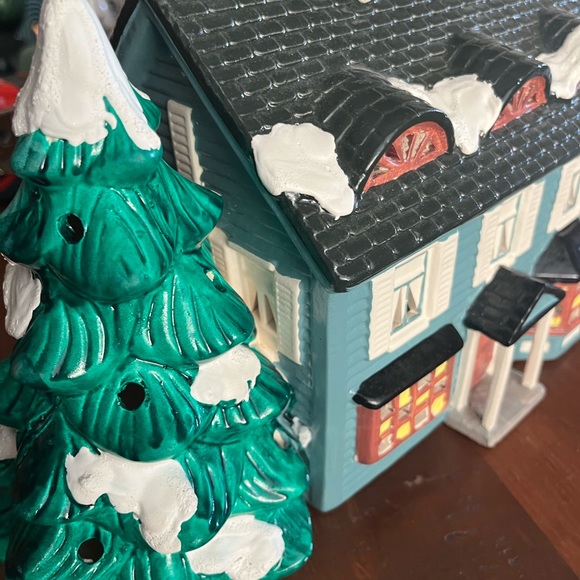 Dept 56 Snow Village Blue Springfield House with tree 1987 Retired 1980’s - Picture 10 of 11